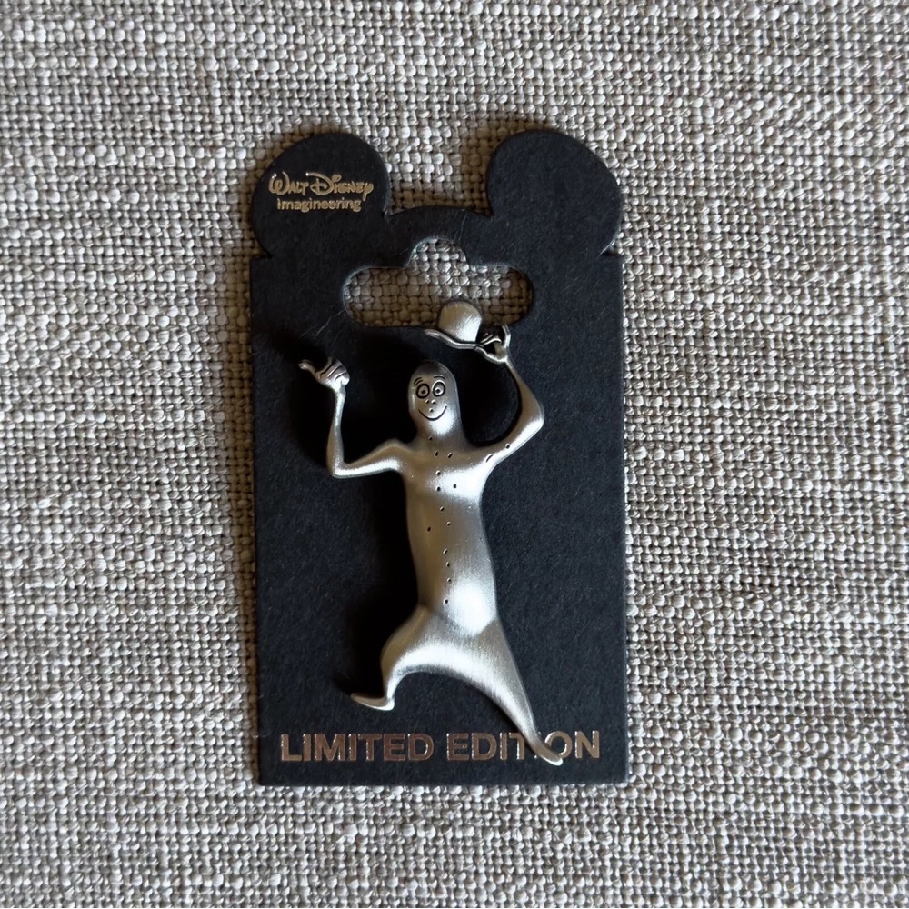 WDI Haunted Mansion Hitchhiking Ghosts Sculpted Metal Series Silver Ezra LE 250